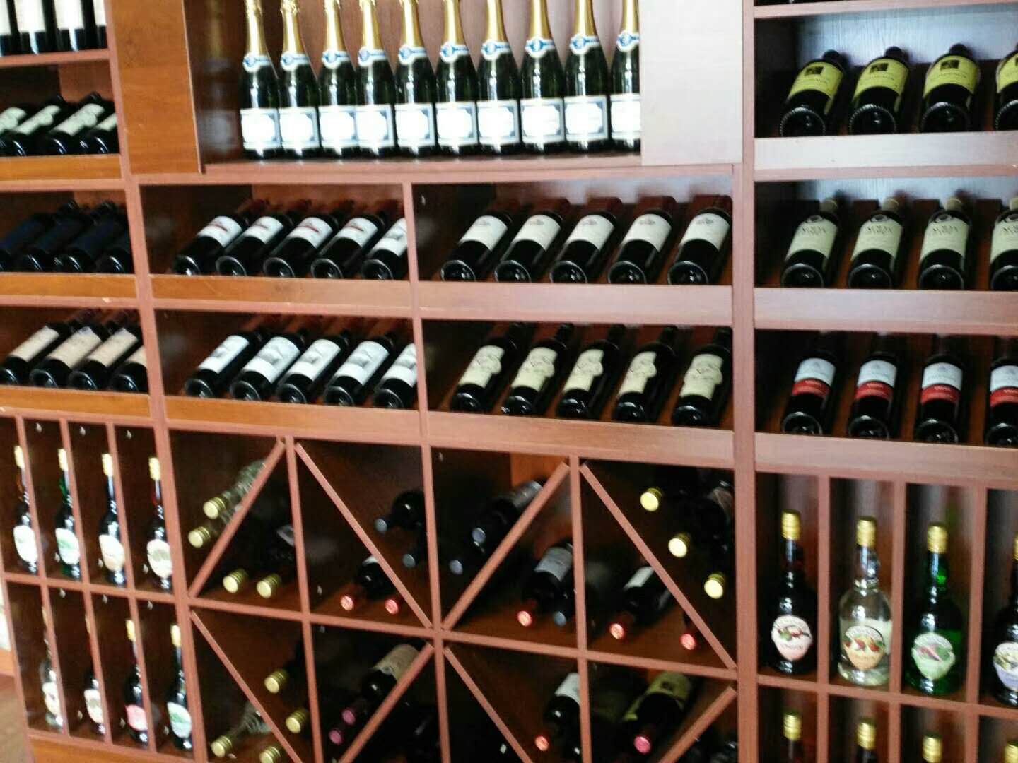 马车酒庄在新年到来之际。凡是到酒庄购酒的，都有优惠和礼品相送。酒庄主要法国进口的