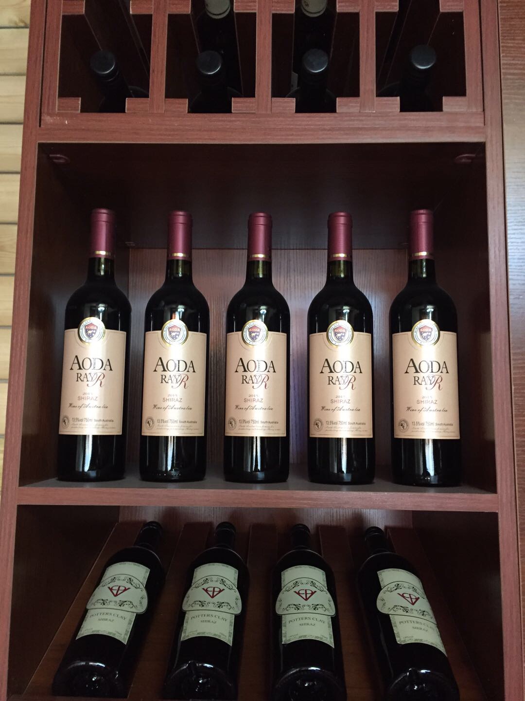 马车酒庄在新年到来之际。凡是到酒庄购酒的，都有优惠和礼品相送。酒庄主要法国进口的