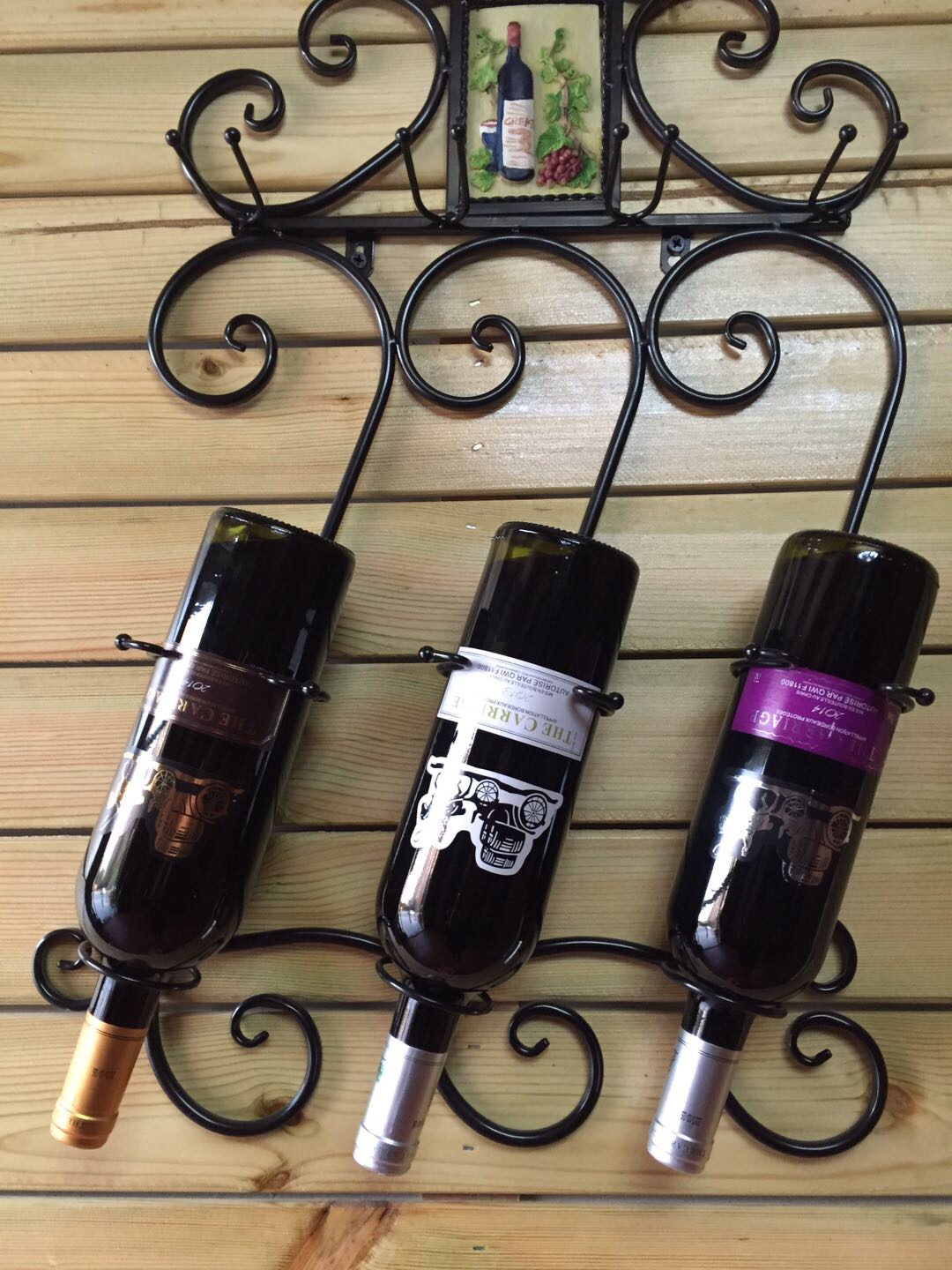 马车酒庄在新年到来之际。凡是到酒庄购酒的，都有优惠和礼品相送。酒庄主要法国进口的