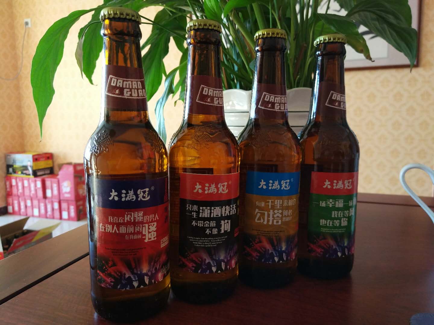 没有酒说不好故事[机智]  
夜场之王、大满冠文案语录啤酒全国空白市场， 每个