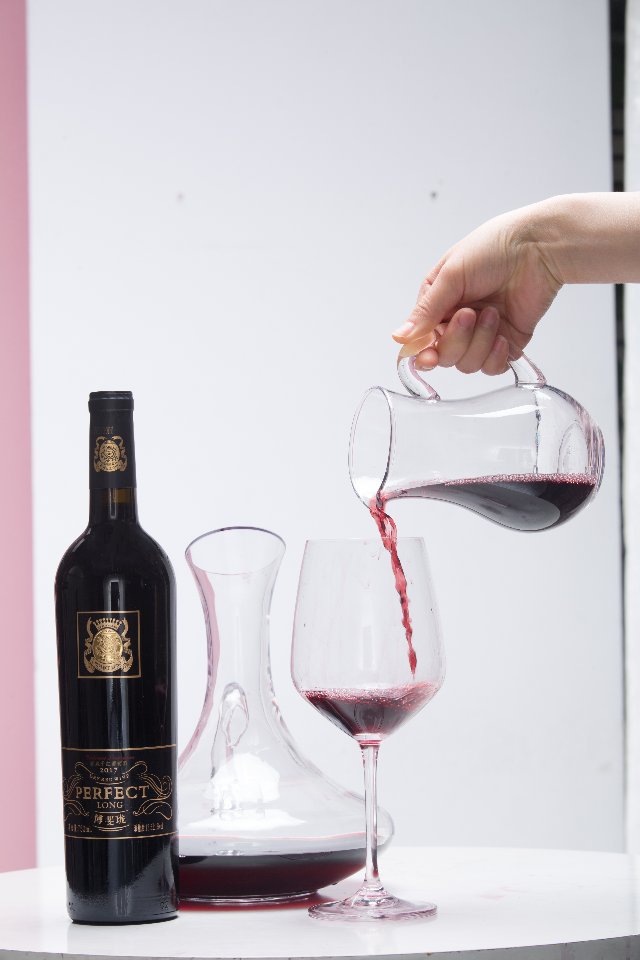 宁夏红寺堡汇达阳光生态酒庄，博斐珑葡萄酒！诚邀您来成为合作人！微信号：xilongzh