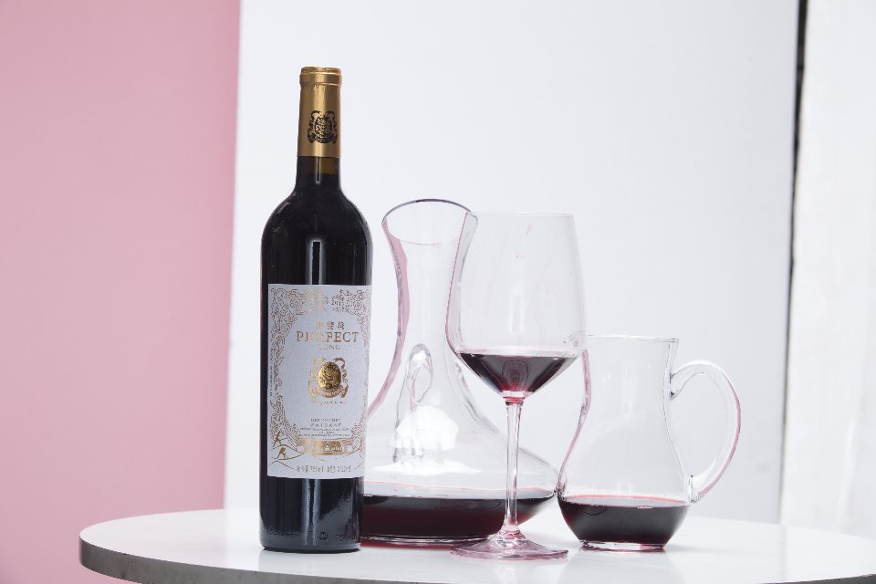 宁夏红寺堡汇达阳光生态酒庄，博斐珑葡萄酒！诚邀您来成为合作人！微信号：xilongzh