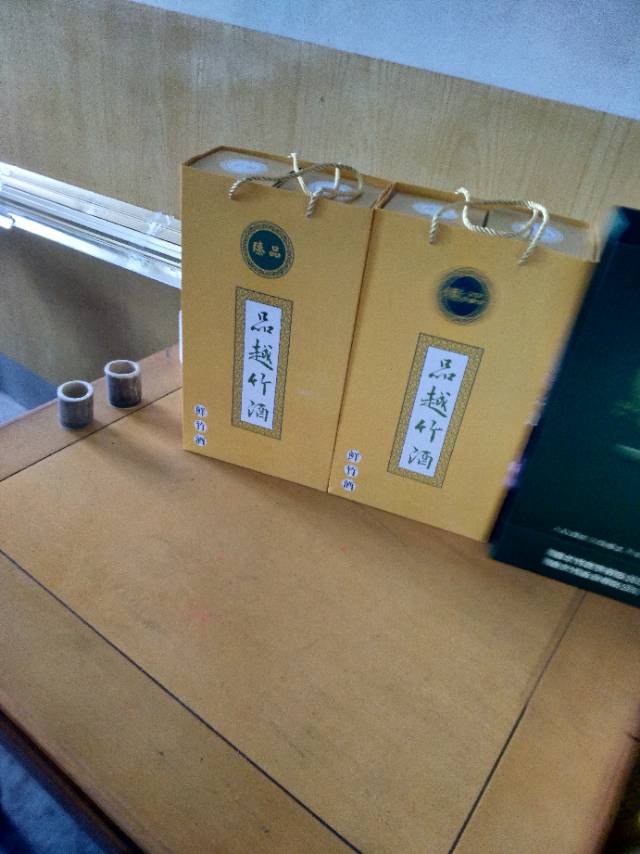 【雅泉竹酒】世界上唯一的会“呼吸”的活性鲜竹酒。
长在竹子里面的酒，【雅泉】中国竹筒酒最大的品牌
