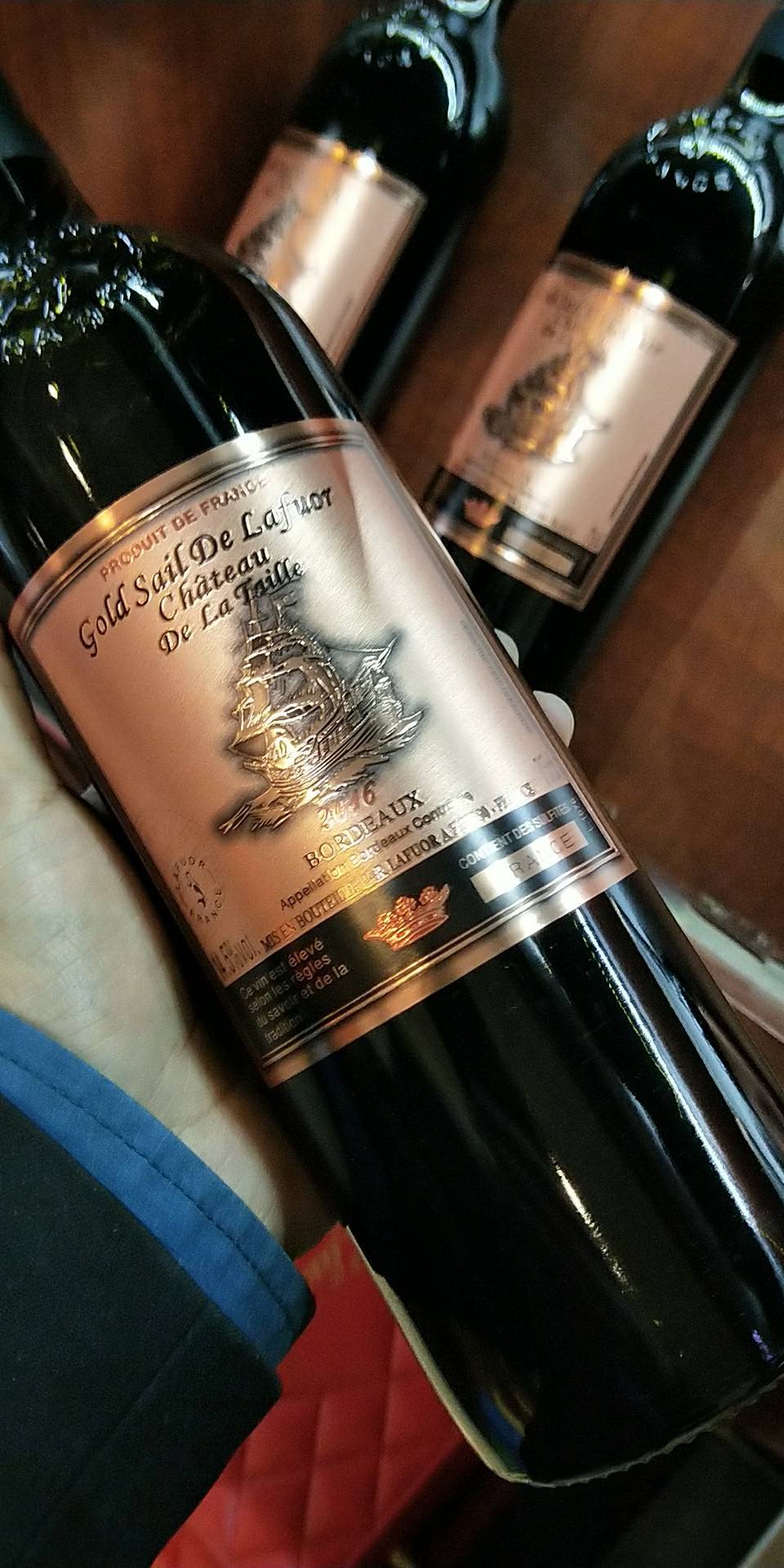 安徽岁月古堡贸易有限公司供应链是一家专业从事经营法国澳洲进口葡萄酒的企业，拥有多