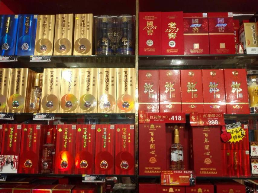 这是客户给我的名片！！
只要往上一摆
就有人买
只要有人摸
就有人喝
只要陈列做的大
销量就会大