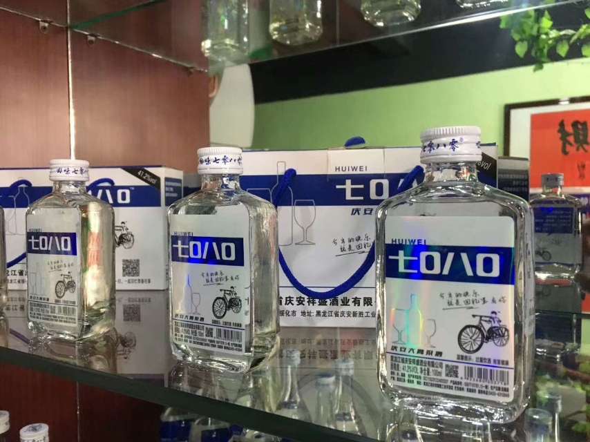 出口型高粱酒全國空白市場招商

品味7080，回味青春歲月

固態(tài)發(fā)酵高粱酒，期