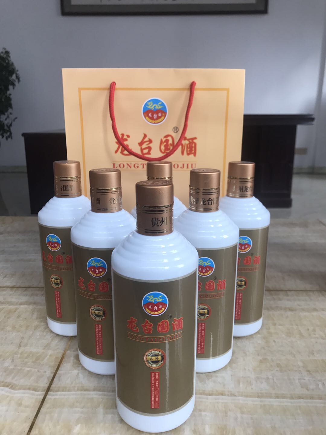 貴州龍臺國酒！真朋友喝龍臺國酒，
     好喝不上頭，上頭算我輸，
     