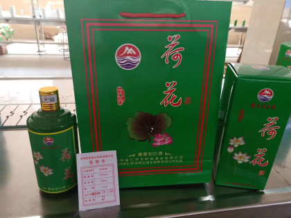 品名：荷花酒
香型：酱香型
度数：53度
原料：高粱 小麦 水
出品：贵州茅台黔