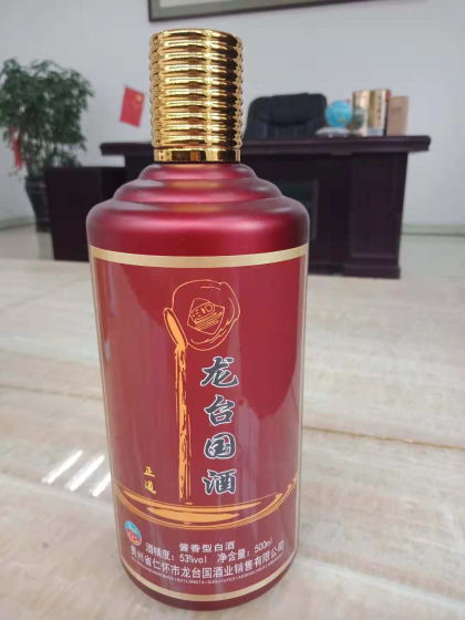 我有一壺酒，足以慰風(fēng)塵。
千杯不飲醉，萬(wàn)杯苦沉淪。
