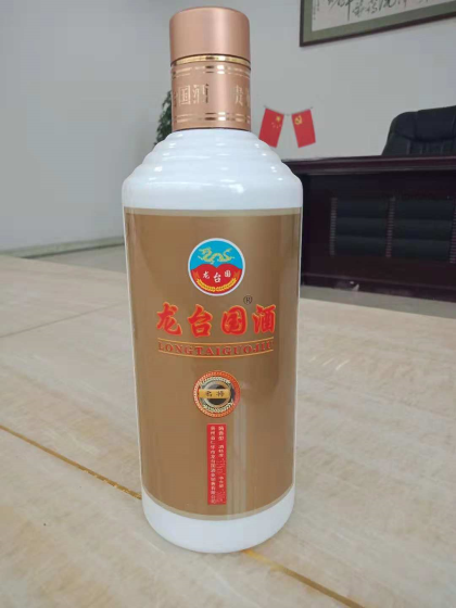 我有一壺酒，足以慰風(fēng)塵。
千杯不飲醉，萬(wàn)杯苦沉淪。
