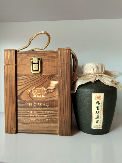 江苏双沟酿酒有限公司位于千年酿酒名镇双沟，最早开始于1668年傅氏烧酒古坊。用洪