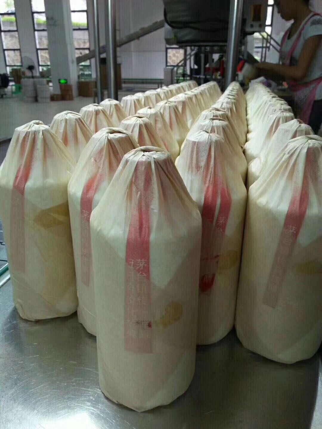 光瓶酒一款自家饮的酒，适用于各类饭局聚会，简单的包装，神秘的内含