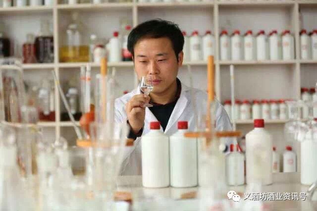 光瓶酒一款自家饮的酒，适用于各类饭局聚会，简单的包装，神秘的内含