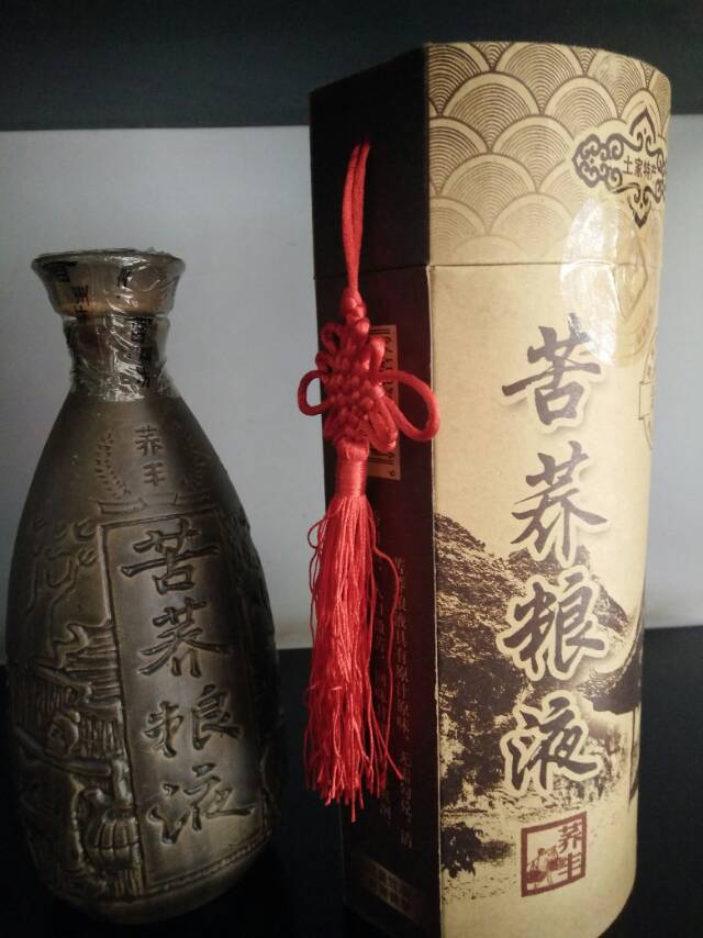 荞丰苦荞酒，纯粮酿造，传统工艺，喝得舒心，喝得放心