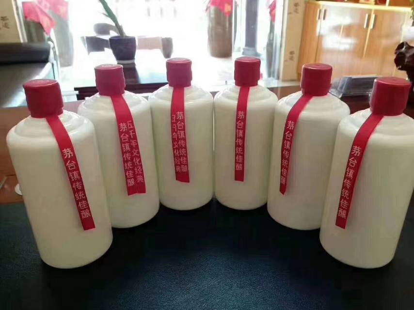 品    名:茅臺(tái)散裝老酒（裸瓶酒）
香    型:醬 香 型
凈含量: 53 