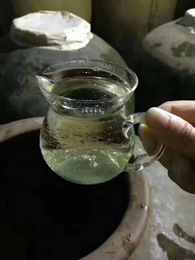 品    名:茅臺(tái)散裝老酒（裸瓶酒）
香    型:醬 香 型
凈含量: 53 