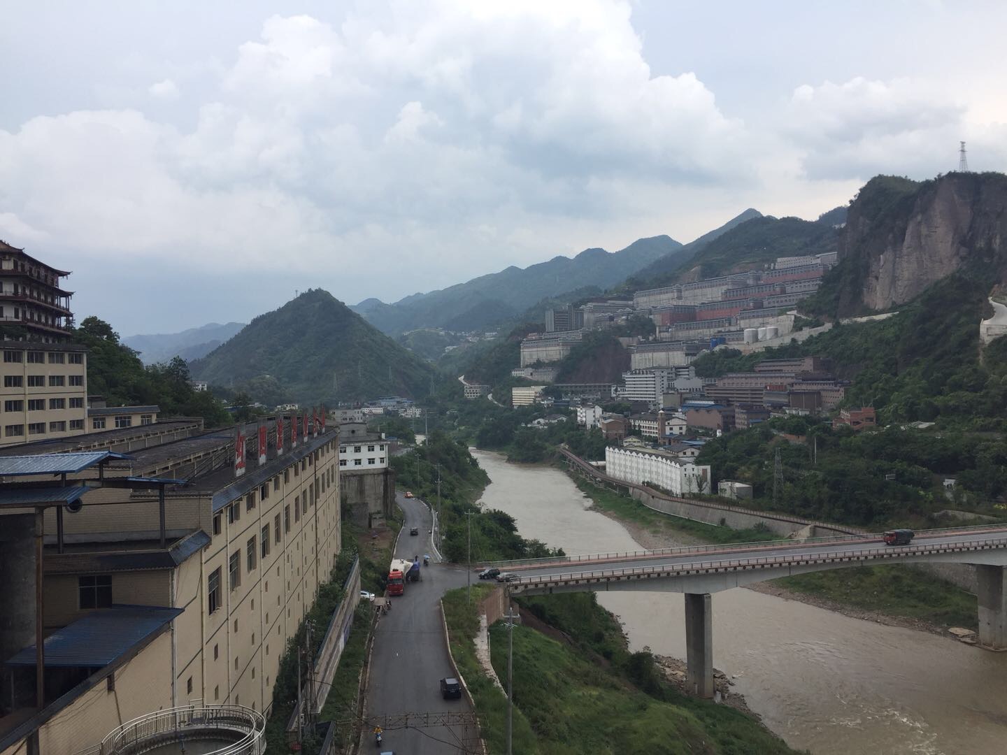 四渡赤水出奇兵。红四渡，为纪念革命先辈之长征精神；红四渡，茅台镇白酒之酱香典范。