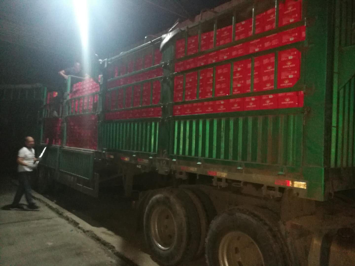 哥么纳连夜装车发货中