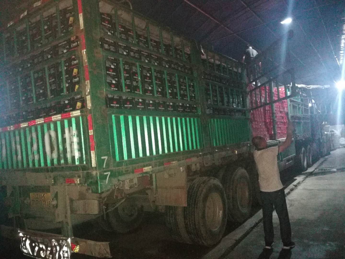 哥么纳连夜装车发货中