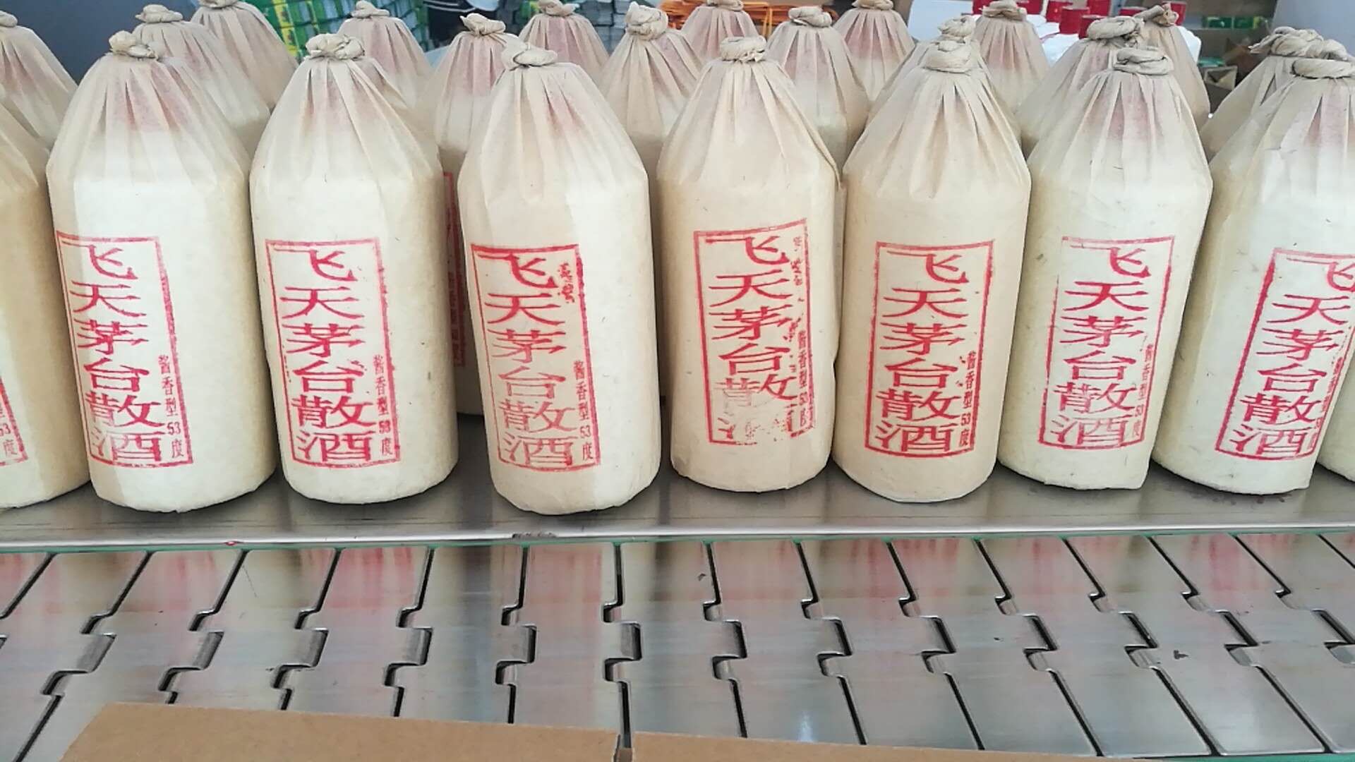 品名：光瓶酒光瓶酒：是我们存了5年以上的纯粮酱香酒加十年以上的老酒，经过精细的白