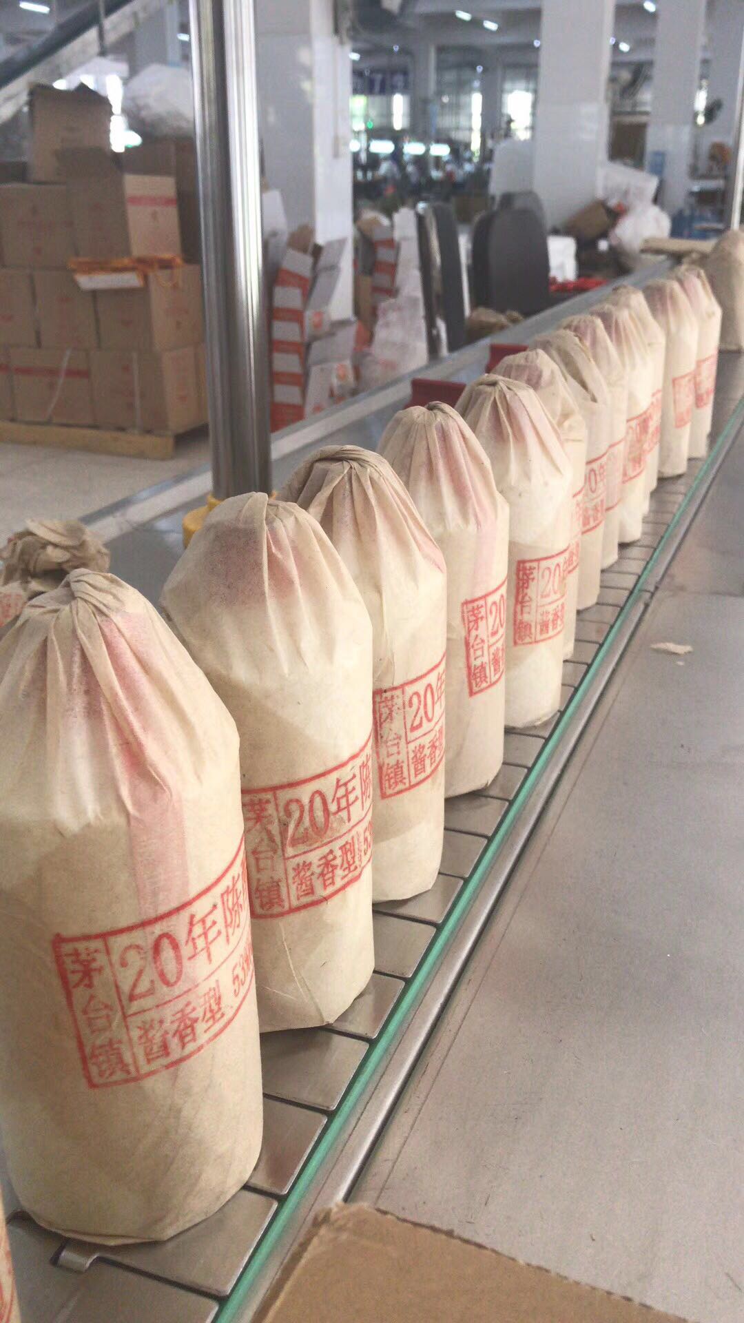 品名：光瓶酒光瓶酒：是我们存了5年以上的纯粮酱香酒加十年以上的老酒，经过精细的白