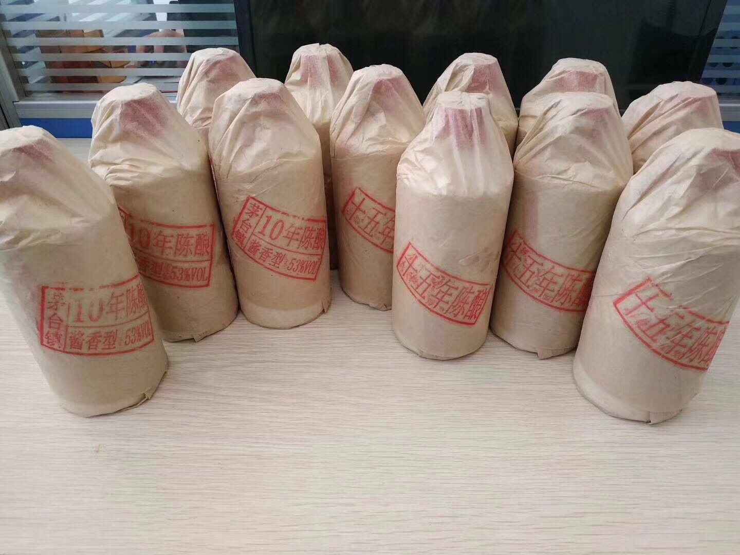 品名：光瓶酒光瓶酒：是我们存了5年以上的纯粮酱香酒加十年以上的老酒，经过精细的白