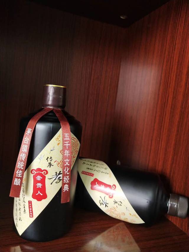 為什么國家領(lǐng)導(dǎo)人只喝醬香酒？ 1??醬香酒是蒸餾酒，對身體傷害少！ 2??醬香酒