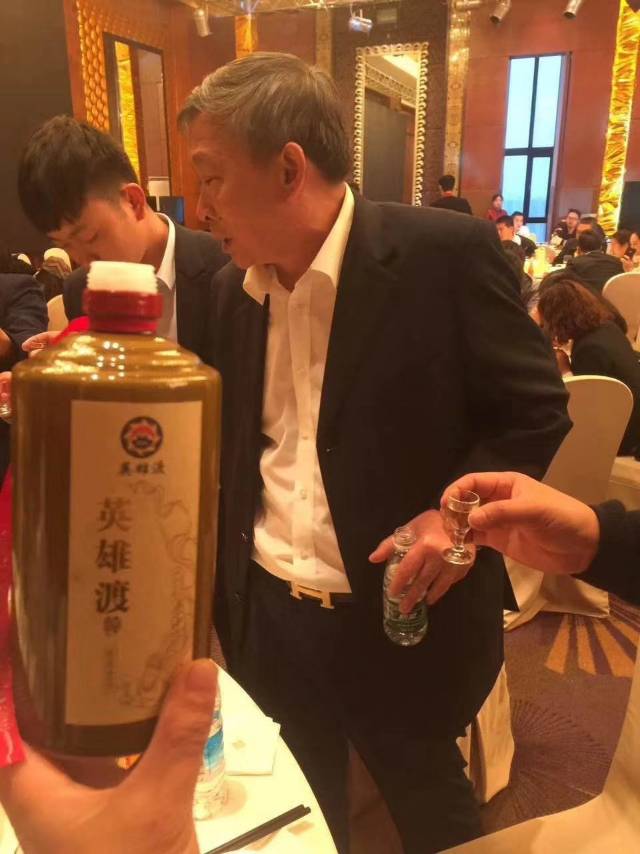 為什么國家領(lǐng)導(dǎo)人只喝醬香酒？ 1??醬香酒是蒸餾酒，對身體傷害少！ 2??醬香酒
