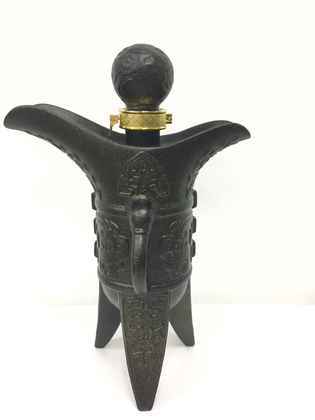 刚刚出来的新品，喜欢的老板直接电话联系，20年酿造茅台酱香型白酒，景德镇陶瓷制作