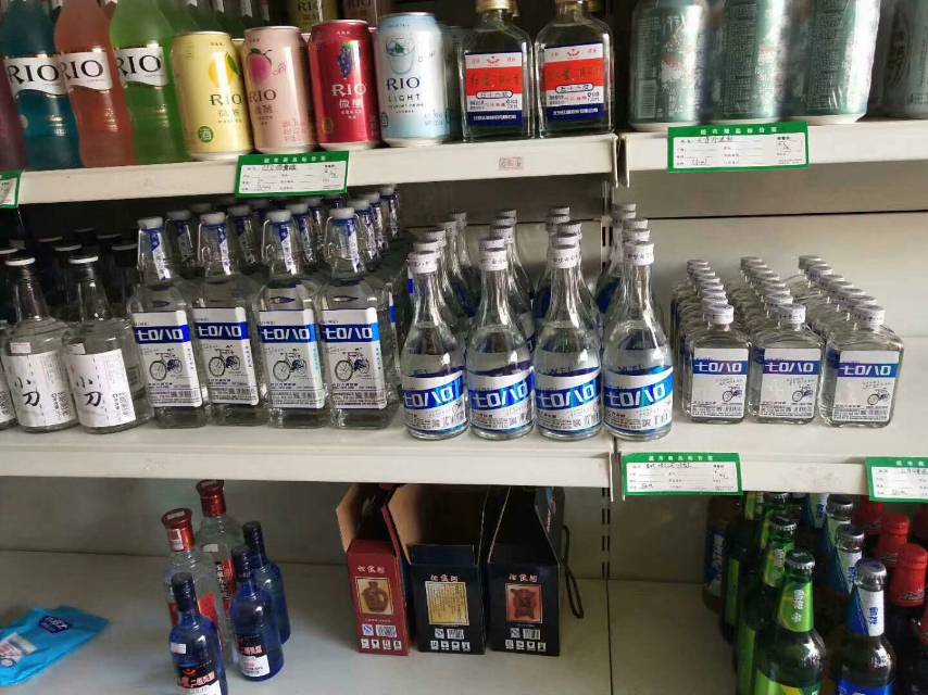 品味7080，回味青春歲月！回味7080高粱酒，固態(tài)發(fā)酵，口感柔和，賣點明確，誠