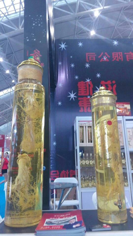 人參酒廠家，招全國空白區(qū)域經(jīng)銷商。鮮參與美酒一對一絕配，每瓶窖藏美酒都有專屬的一