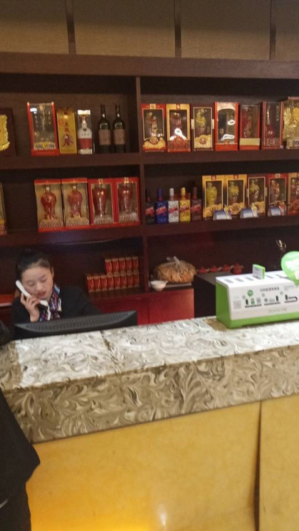 这几天卖酒的情况，大致是这样：
客户：酒有点贵！
我：……真没办法少了
第二天
