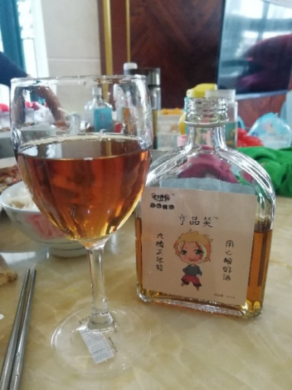 亨品笑新派黄酒一款专为年轻群体研发的小瓶装低度养身黄酒，低度