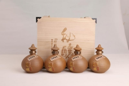 黎陽(yáng)倉(cāng)黃酒源于雙黃米酒，“雙黃米酒”始釀?dòng)谇宄特S年間，距今已有二百余年的歷史。