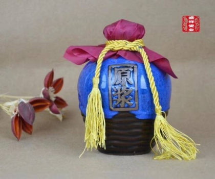 黎陽(yáng)倉(cāng)黃酒源于雙黃米酒，“雙黃米酒”始釀?dòng)谇宄特S年間，距今已有二百余年的歷史。