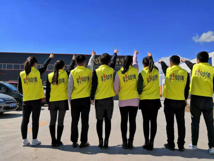 我們有專業(yè)的團(tuán)隊(duì)，高端先進(jìn)的生產(chǎn)設(shè)備，雄厚的廣告支持，青島未來(lái)酒業(yè)8090後啤酒