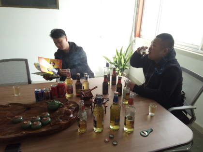 青島未來酒業8090後啤酒??恭祝黑龍江地區陳總簽約合作，繳納市場保證金，黑龍江