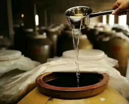 酒體微黃，自然老熟，入口綿柔，不辣喉，醒酒快，五糧原漿酒誠招代理